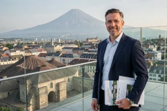 Agent immobilier professionnel devant le panorama de Clermont-Ferrand avec le Puy de Dôme en arrière-plan